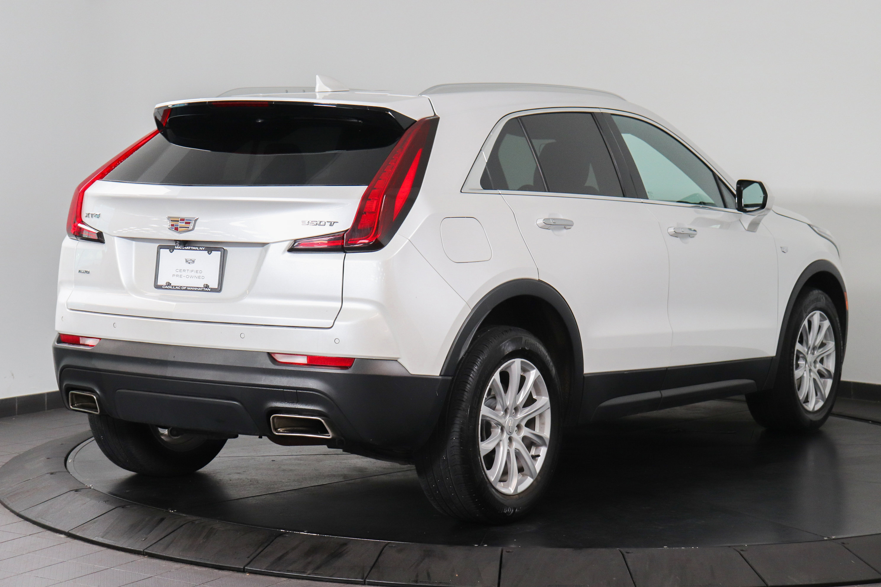 Used 2023 Cadillac XT4 Luxury w/ Cold Weather Package AWD/4WD image 5