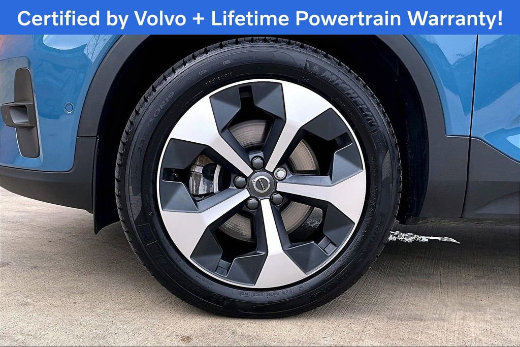 Used 2025 Volvo XC40 B5 Plus image 12