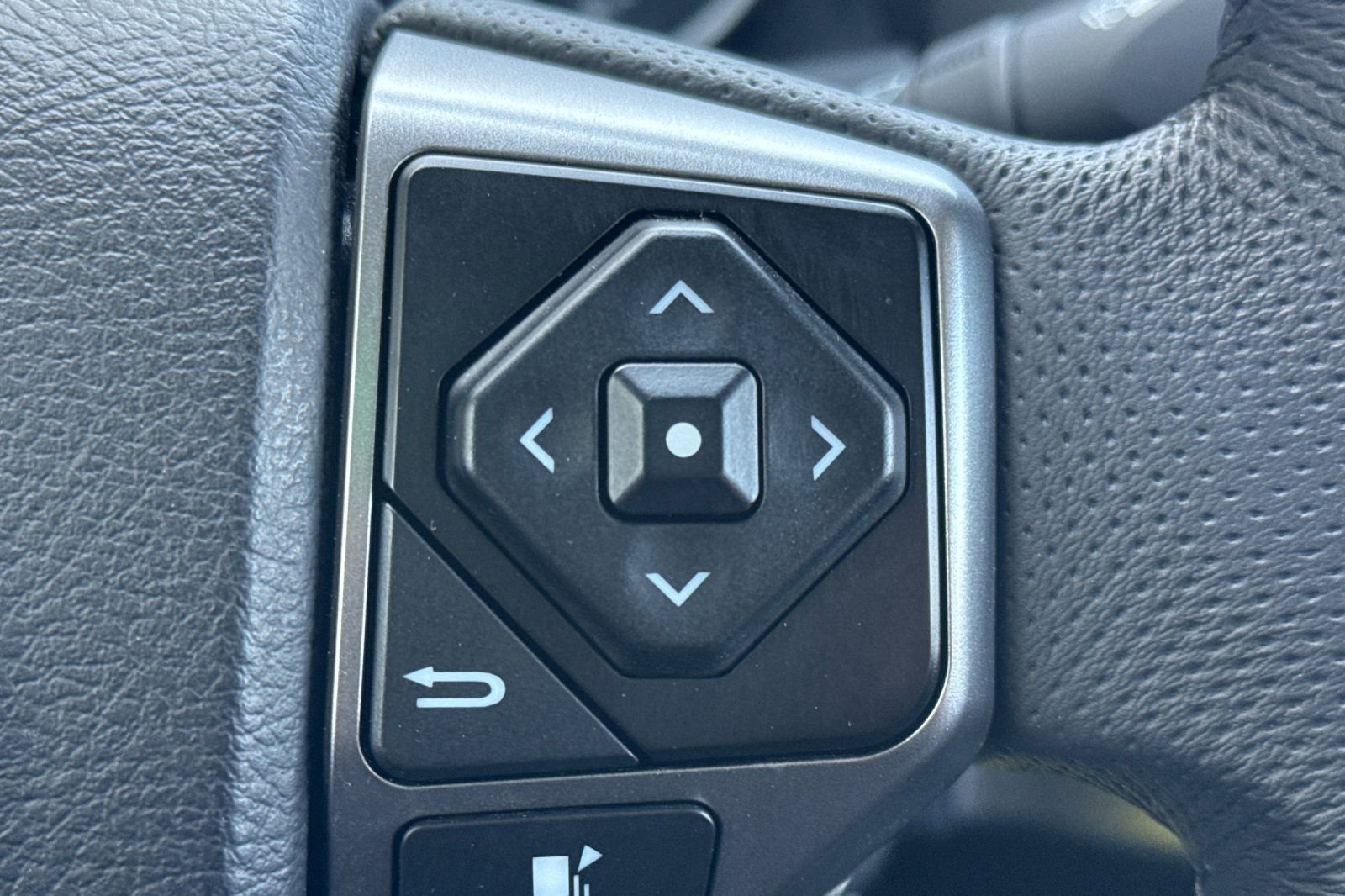 Used 2021 Toyota Tacoma SR5 w/ Trail Edition image 29