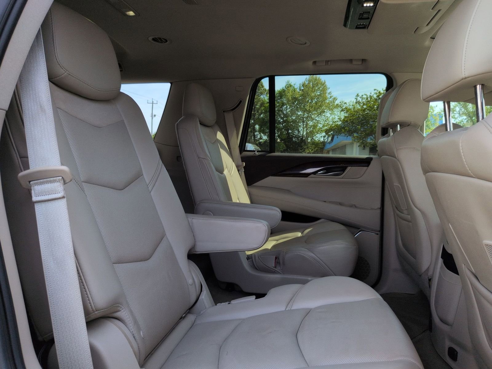Used 2015 Cadillac Escalade Luxury image 35