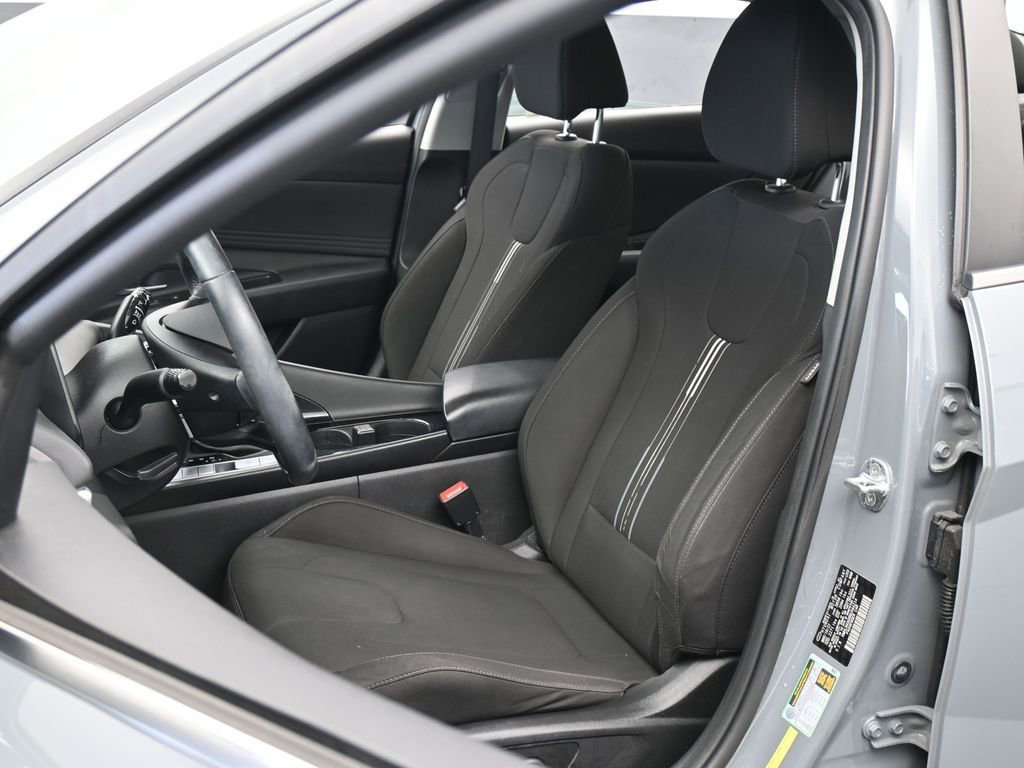 Used 2022 Hyundai Elantra SEL w/ Convenience + Premium Package FWD image 10
