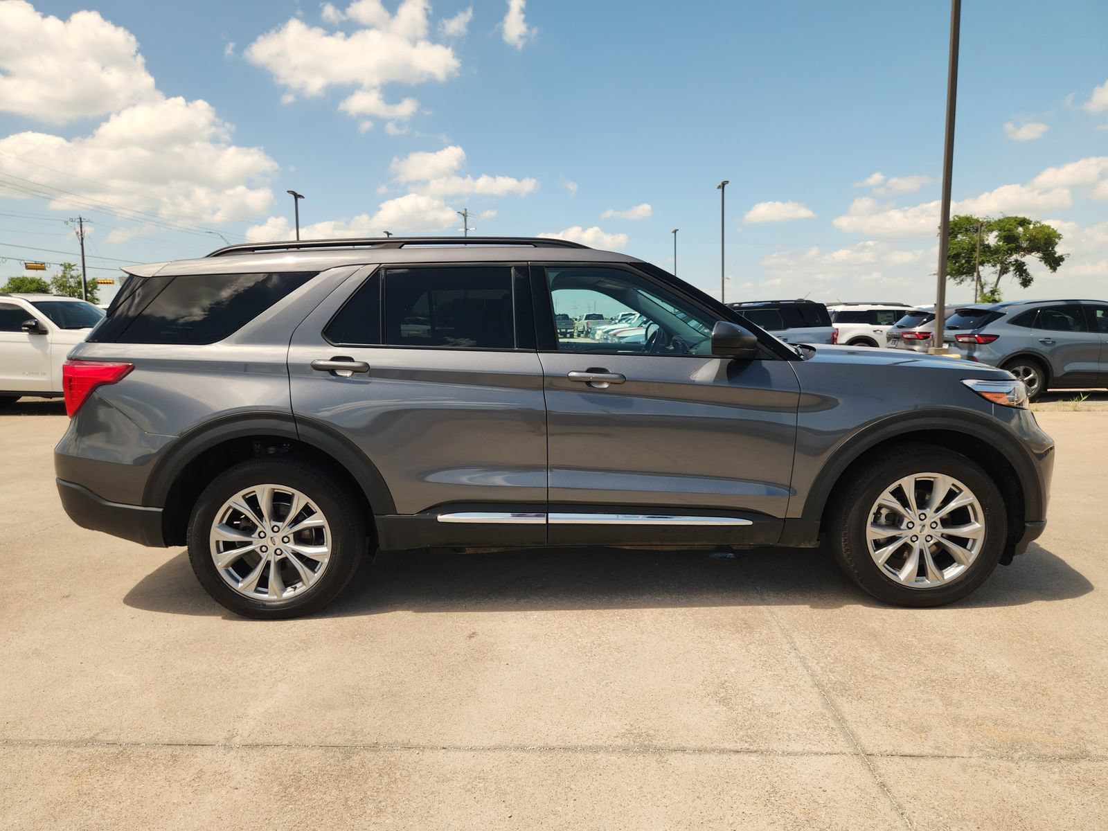 Used 2022 Ford Explorer XLT w/ Equipment Group 202A AWD/4WD image 7