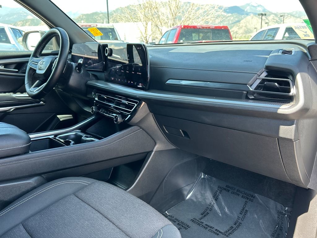 Used 2025 Chevrolet Traverse LT w/ Midnight/Sport Edition AWD/4WD image 9