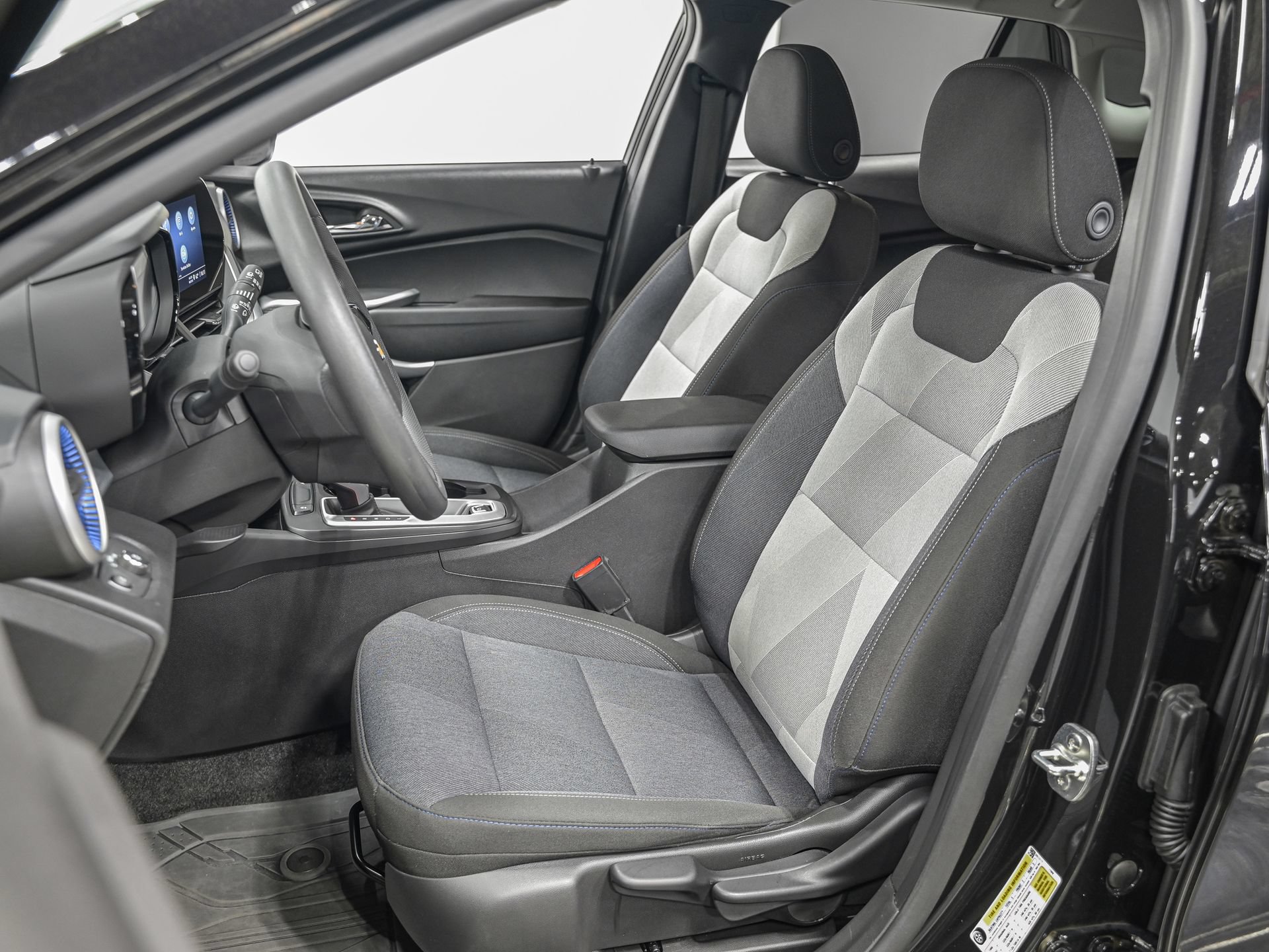 Used 2025 Chevrolet Trax LS FWD image 16