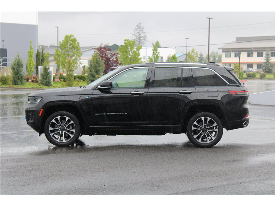 Used 2022 Jeep Grand Cherokee Overland w/ Luxury Tech Group IV AWD/4WD image 2