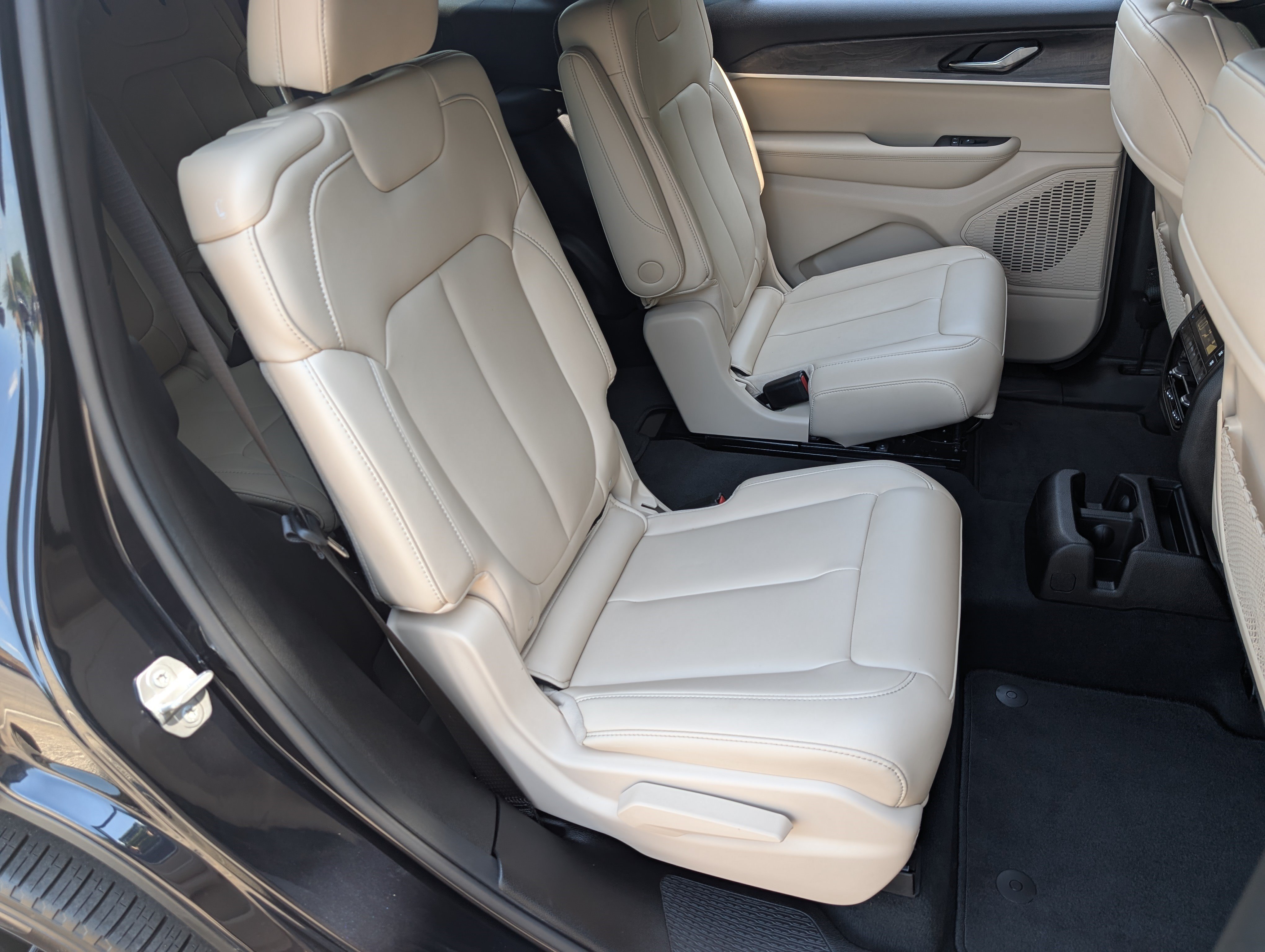 Used 2024 Jeep Grand Cherokee L Limited w/ Black Appearance Package RWD image 20