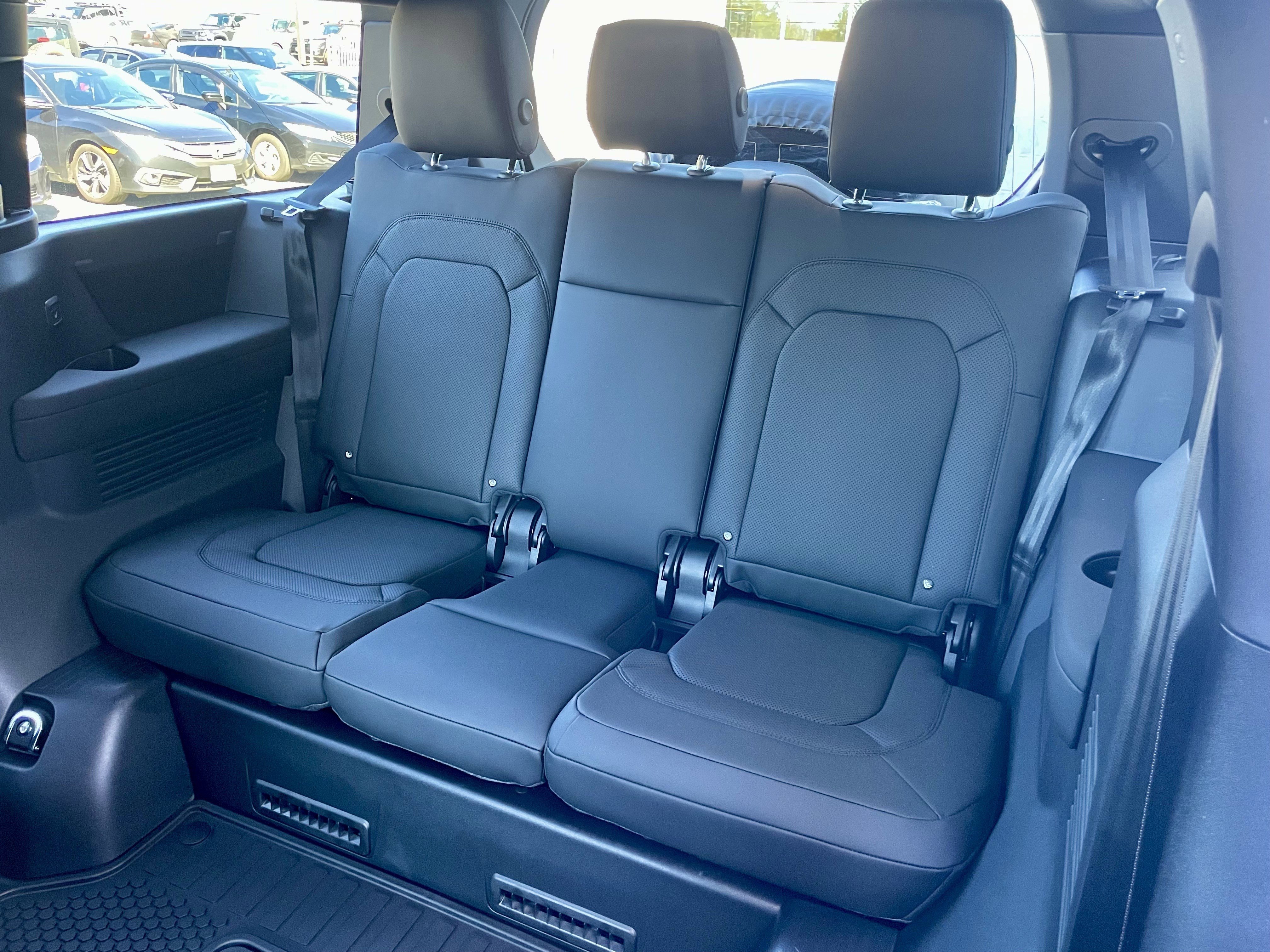 New 2026 Land Rover Defender 130 X-Dynamic SE image 33