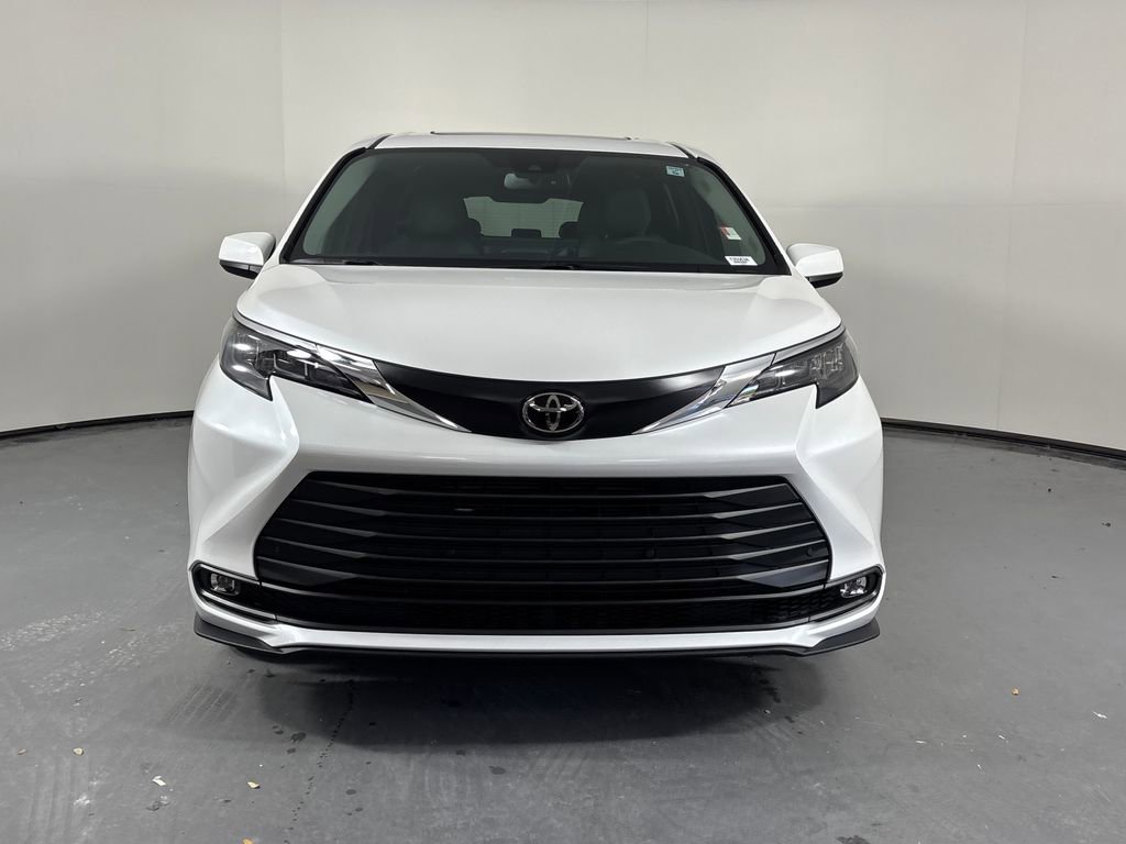 Certified 2026 Toyota Sienna XLE image 2