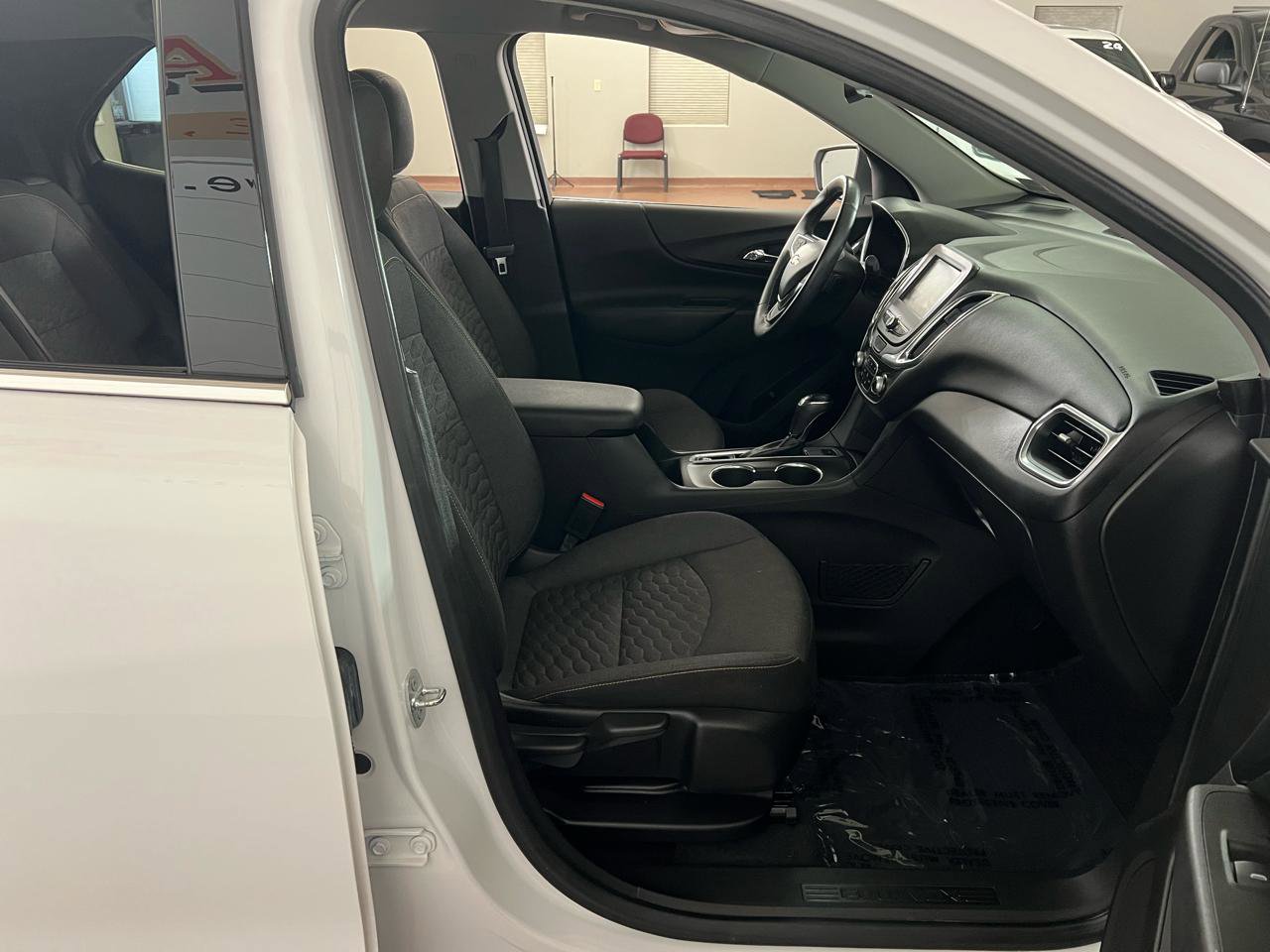 Used 2018 Chevrolet Equinox LT image 36