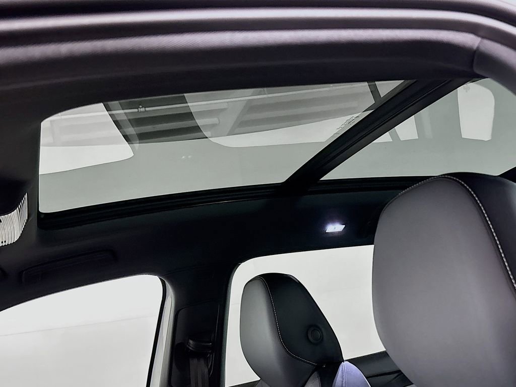 New 2025 Volkswagen Tiguan SE R-Line image 18