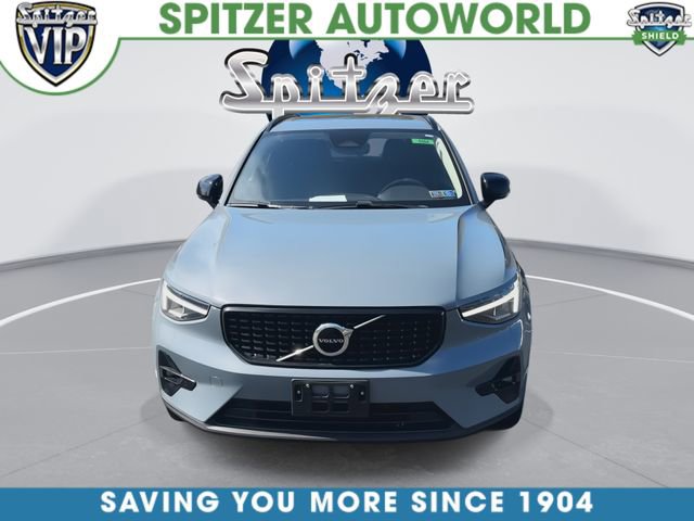 Used 2023 Volvo XC40 B5 Plus w/ Climate Package image 3