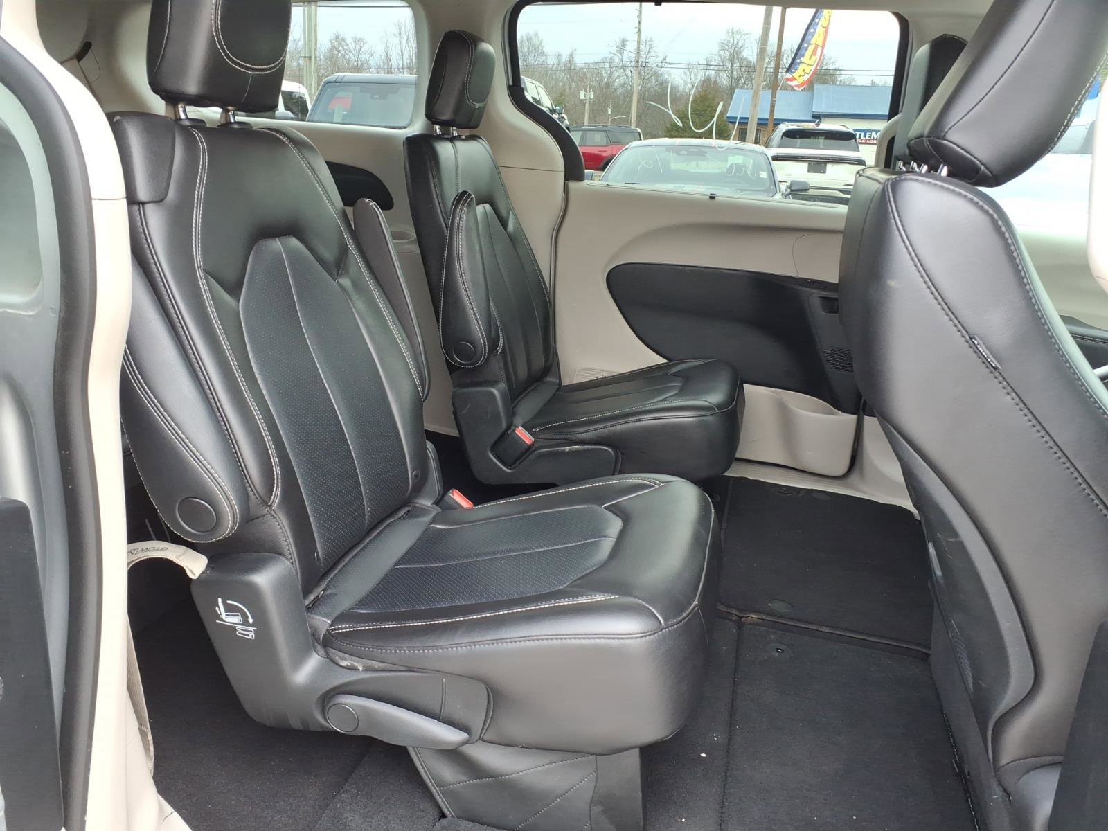 Used 2023 Chrysler Pacifica Touring-L image 9