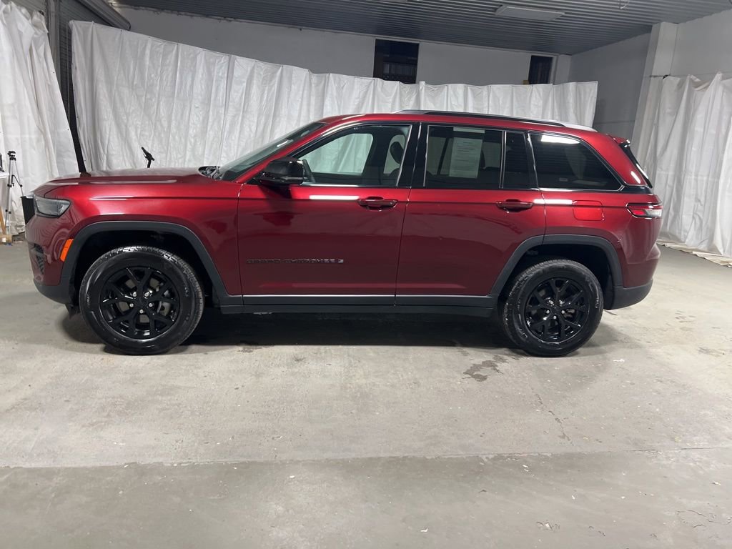 Used 2025 Jeep Grand Cherokee Altitude AWD/4WD image 4