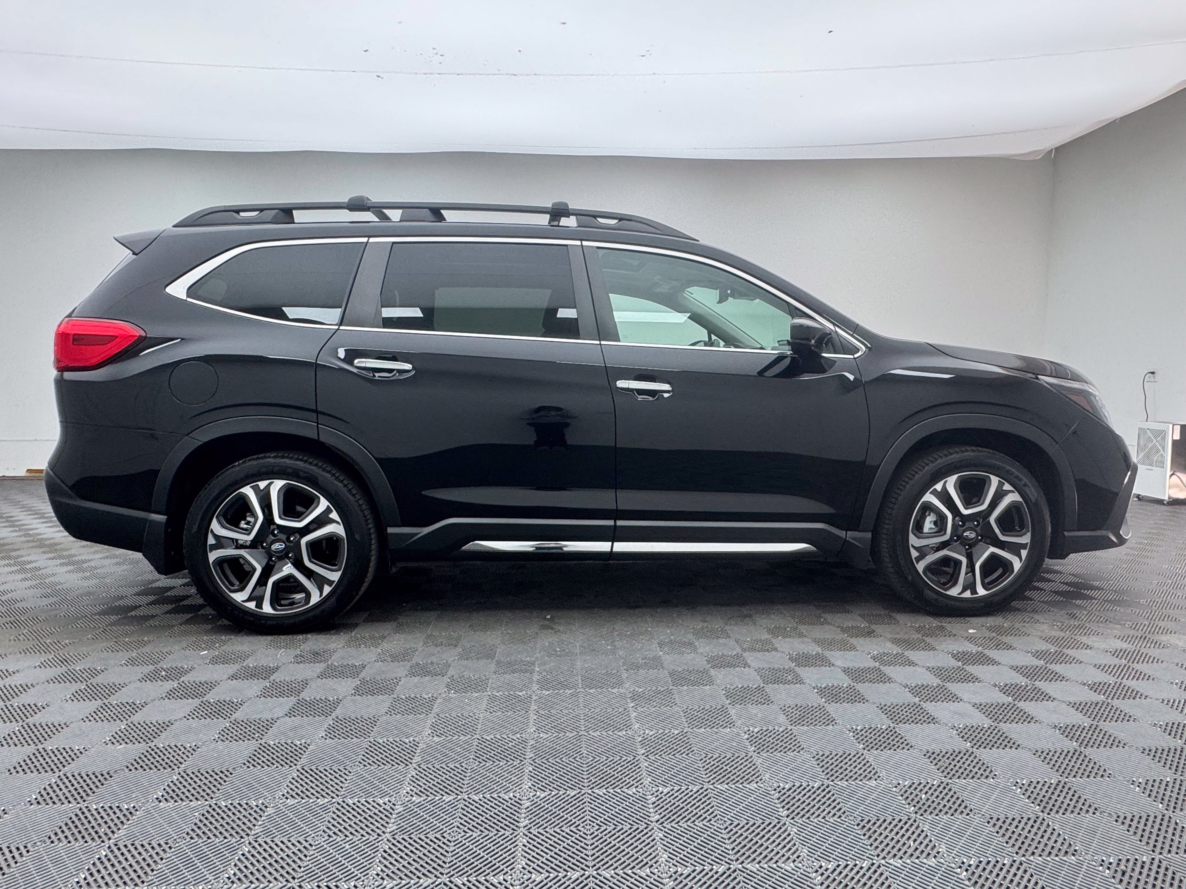 Used 2024 Subaru Ascent Touring AWD/4WD image 8