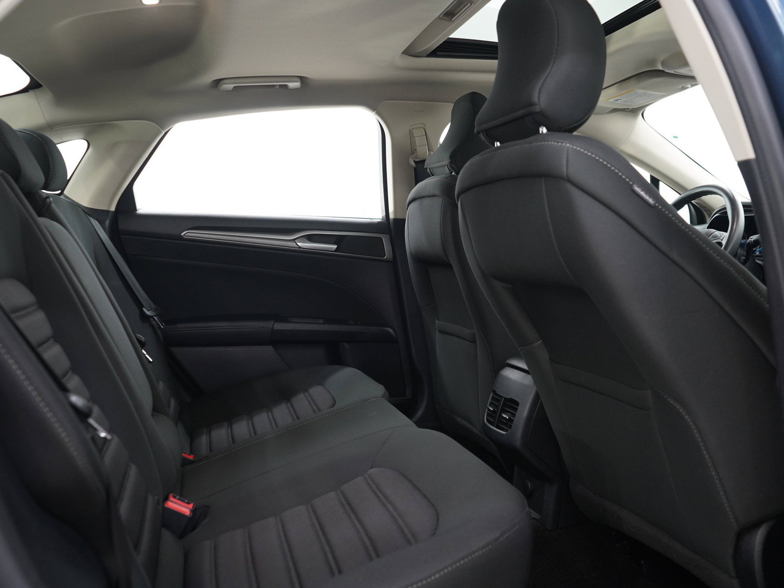 Used 2019 Ford Fusion SE FWD image 12