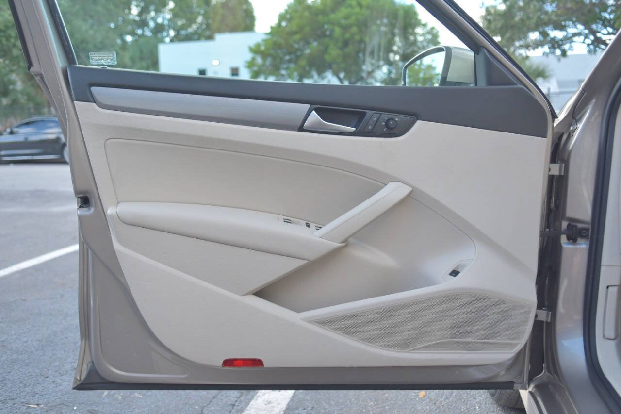 Used 2015 Volkswagen Passat TDI SE FWD image 17