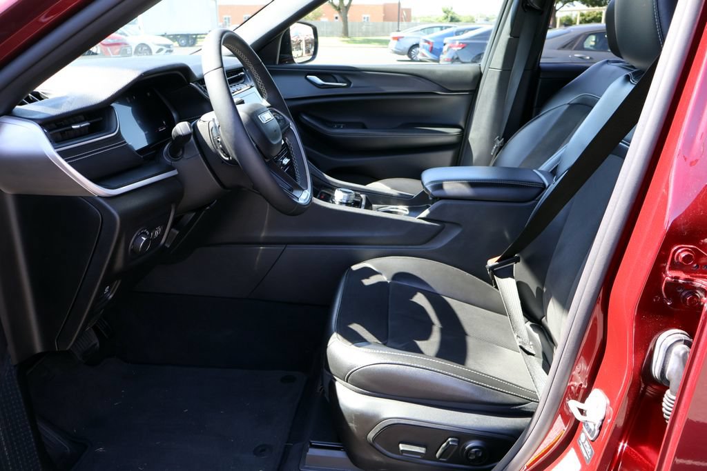 Used 2024 Jeep Grand Cherokee Altitude RWD image 26