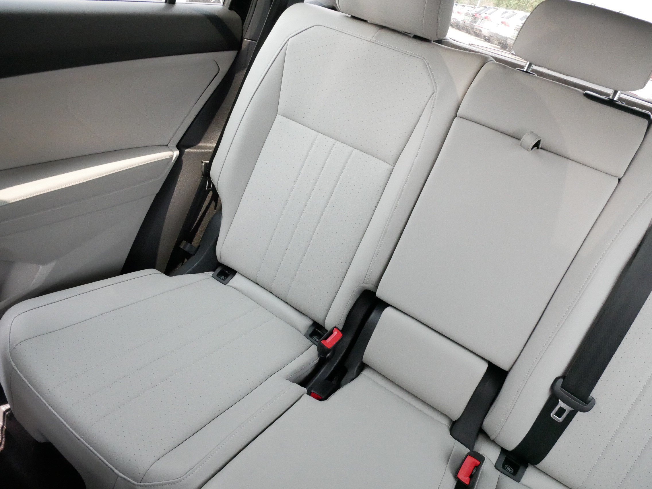 Certified 2023 Volkswagen Tiguan SE R-Line AWD/4WD image 12