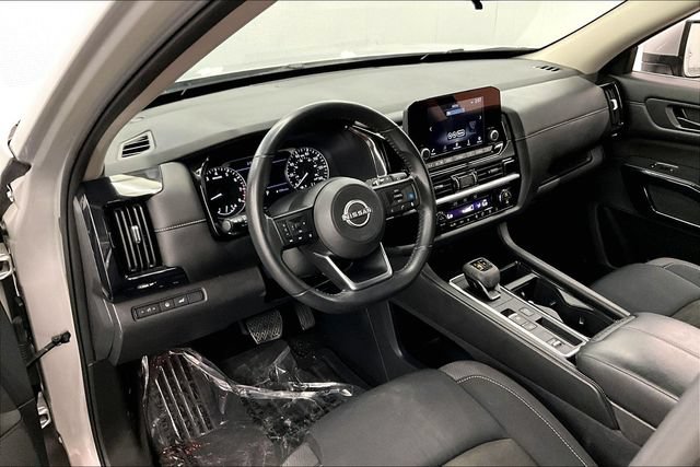 Used 2025 Nissan Pathfinder SV FWD image 15