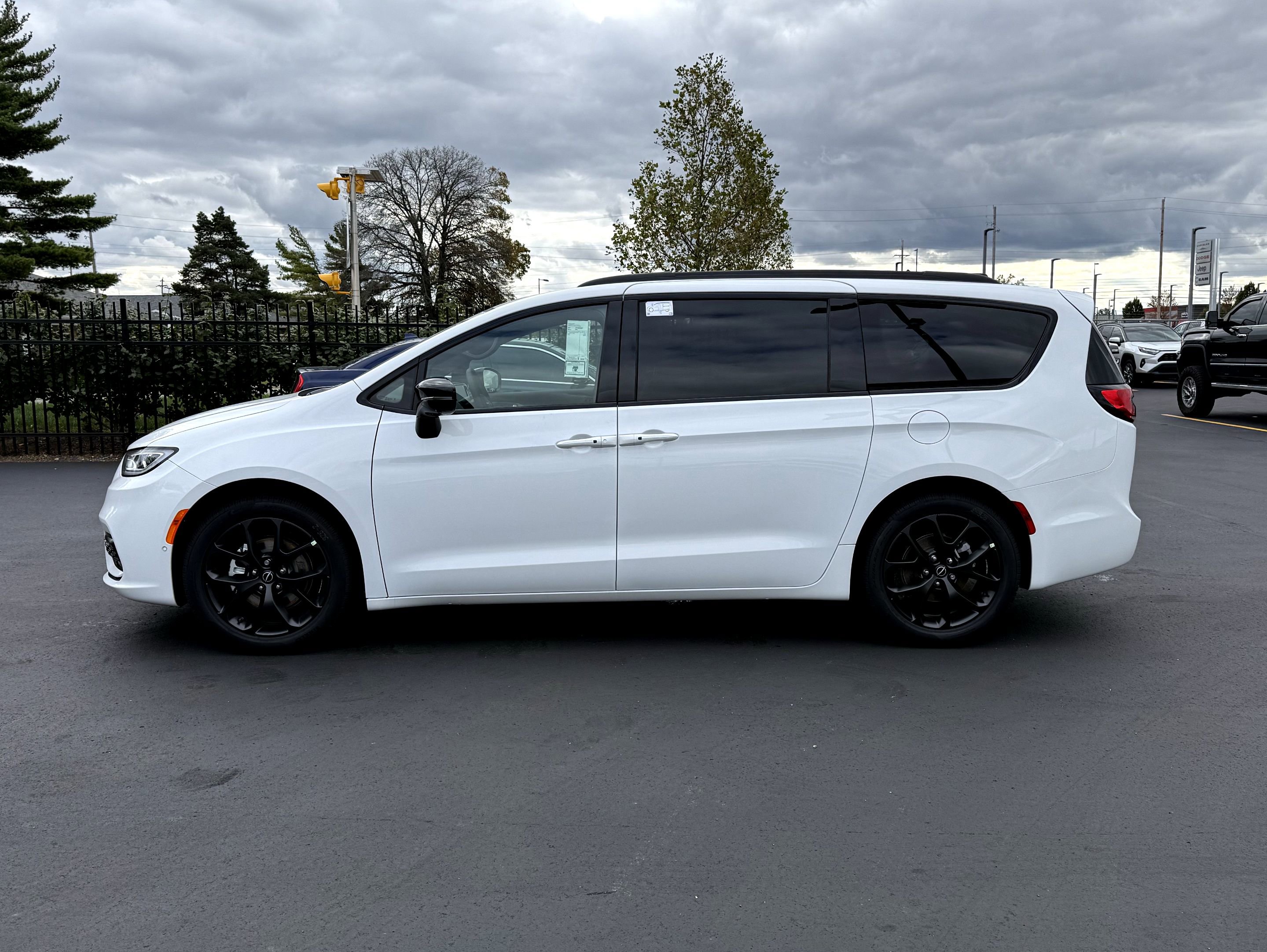 New 2026 Chrysler Pacifica Limited image 6