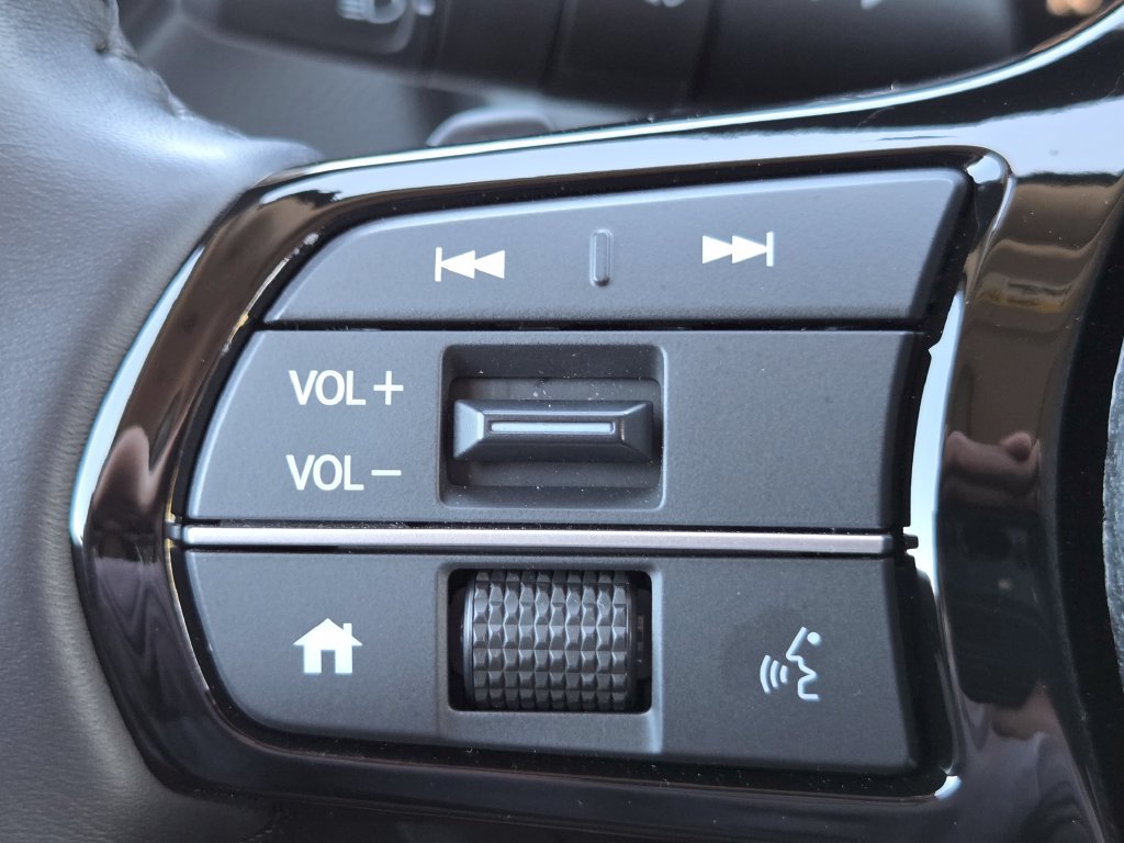 Used 2025 Honda Pilot Touring image 17