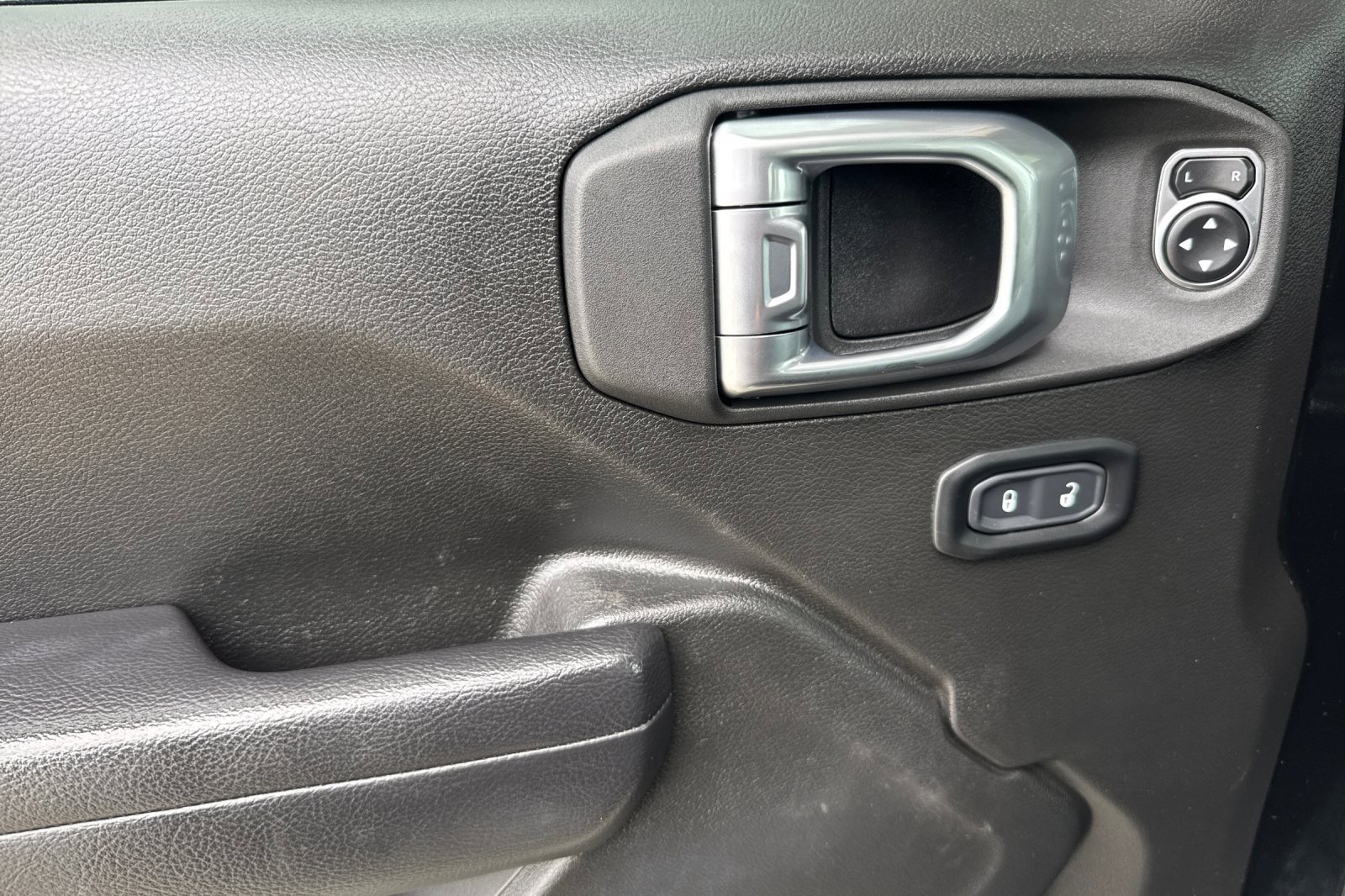 Used 2023 Jeep Gladiator Sport image 10