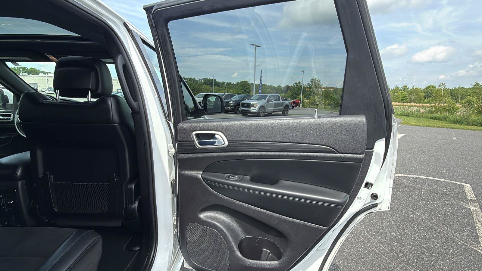 Used 2021 Jeep Grand Cherokee Laredo X AWD/4WD image 19