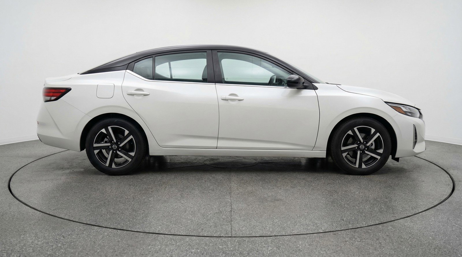 Used 2025 Nissan Sentra SV FWD image 9