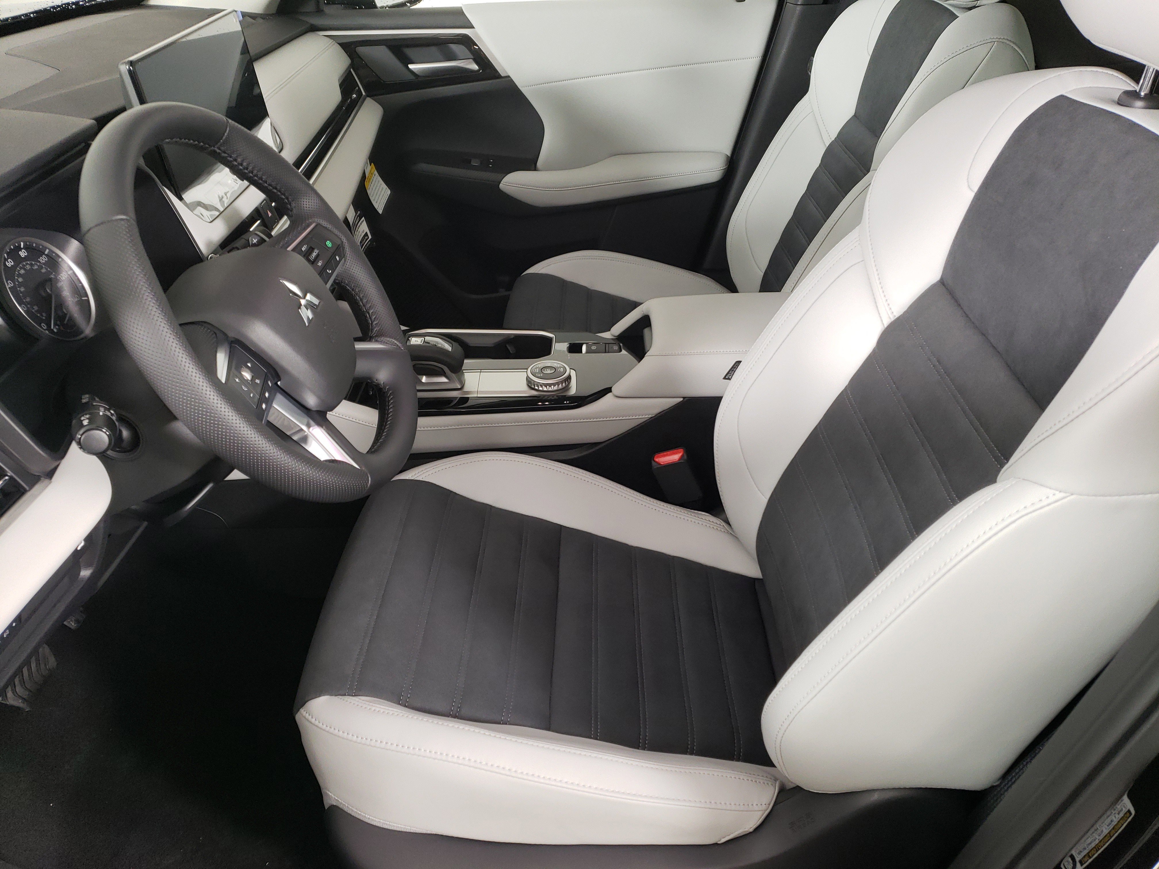New 2025 Mitsubishi Outlander SE image 9