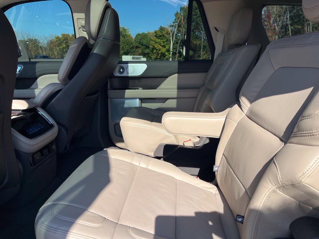 Used 2024 Lincoln Navigator L Reserve AWD/4WD image 11