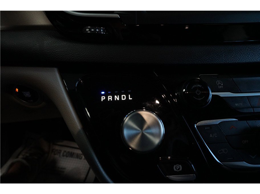 Used 2022 Chrysler Voyager LX image 23