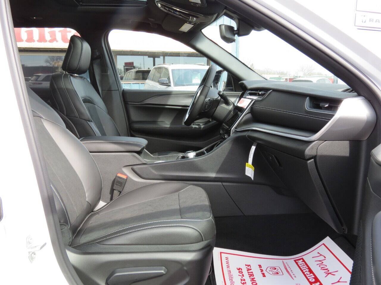 Used 2025 Jeep Grand Cherokee Altitude AWD/4WD image 9