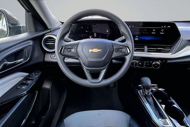 Used 2025 Chevrolet Trax LT FWD image 8