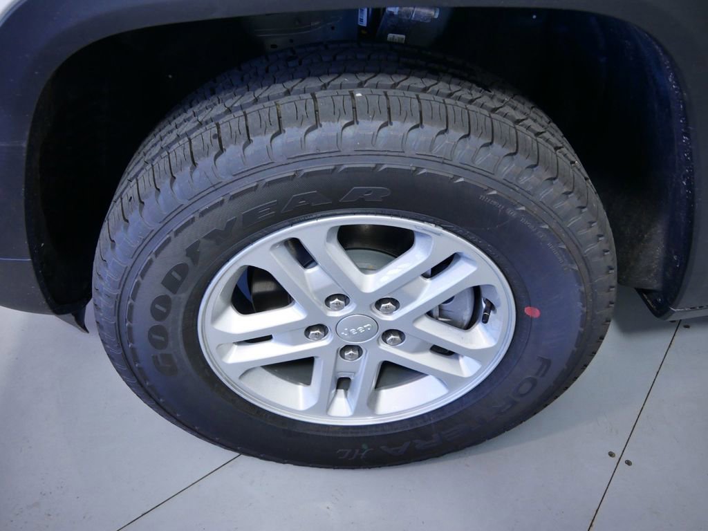 Certified 2024 Jeep Grand Cherokee Laredo w/ Luxury Tech Group I image 23