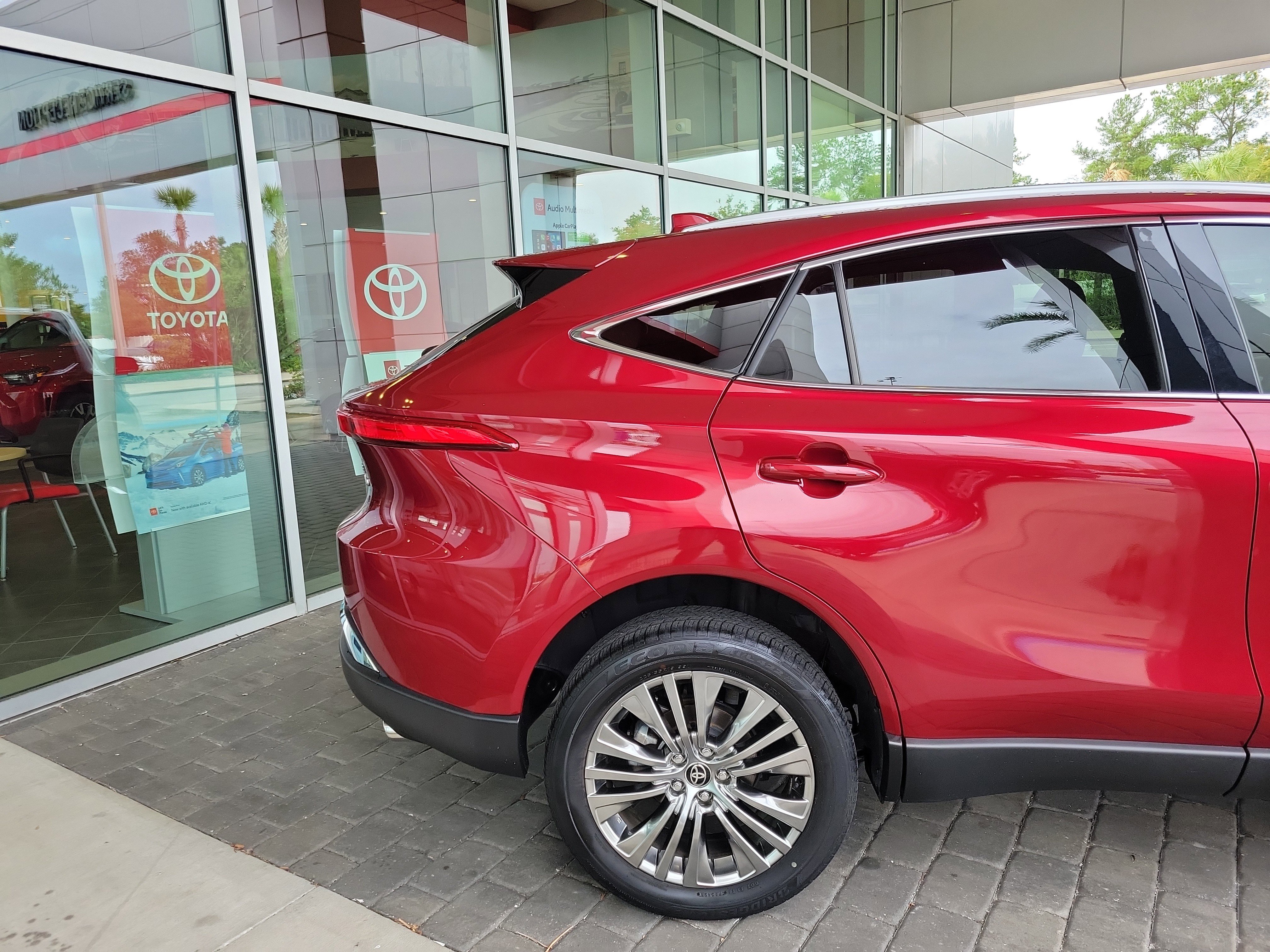Certified 2021 Toyota Venza XLE image 6