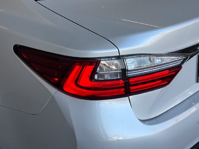 Used 2018 Lexus ES 350 w/ Luxury Package w/Wood Trim FWD image 16