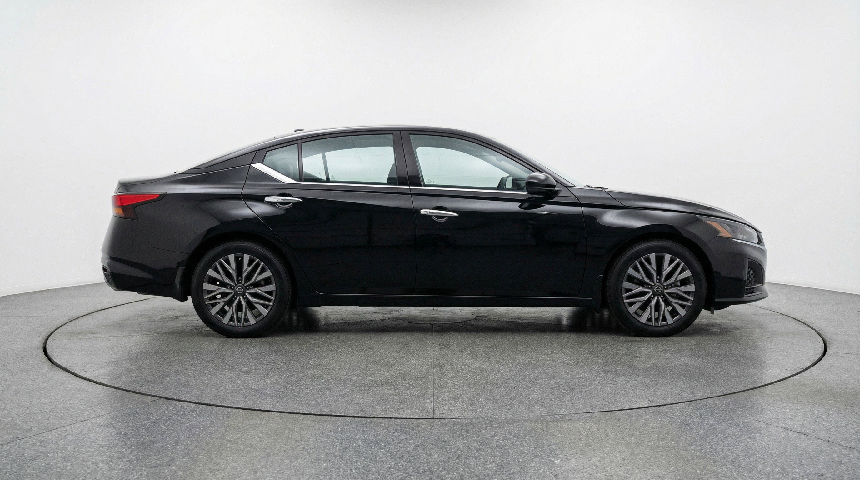 Used 2025 Nissan Altima 2.5 SV image 11