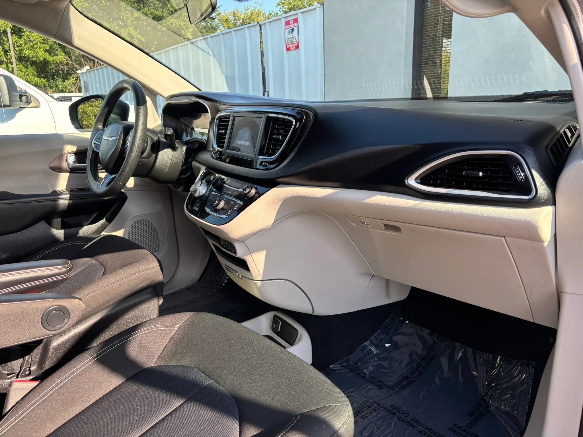 Used 2021 Chrysler Voyager L FWD image 13