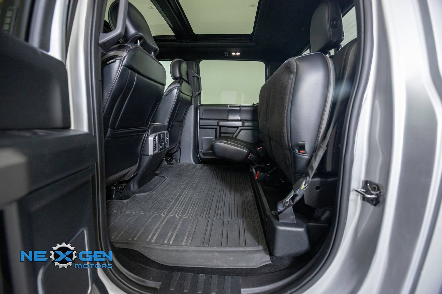Used 2019 Ford F150 Platinum w/ Equipment Group 701A Luxury AWD/4WD image 32