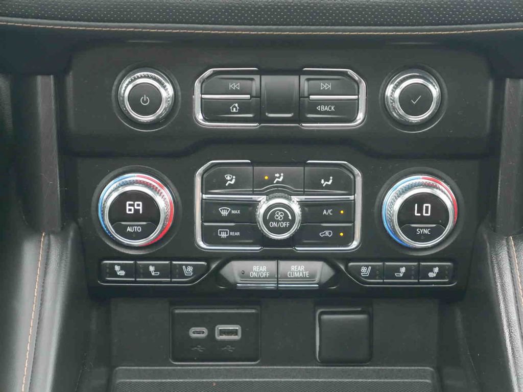 Used 2024 GMC Yukon XL AT4 w/ Technology Package AWD/4WD image 9