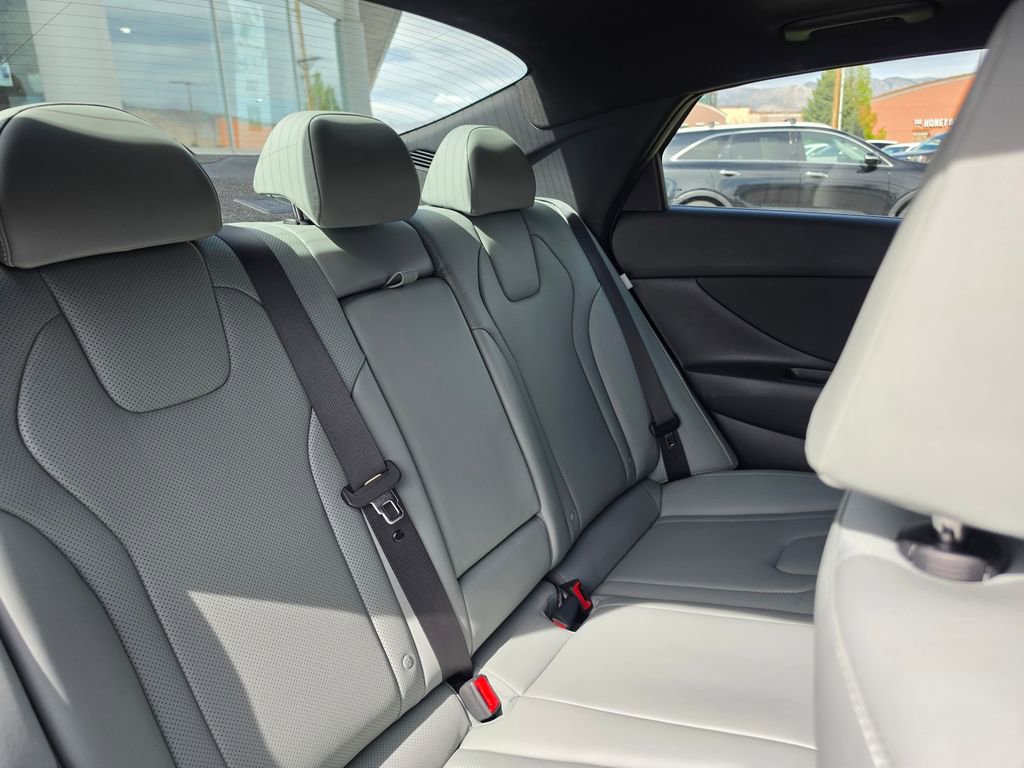 Used 2025 Hyundai Elantra Limited image 13