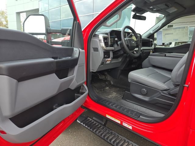 New 2025 Ford F550 4x4 Regular Cab Super Duty image 10