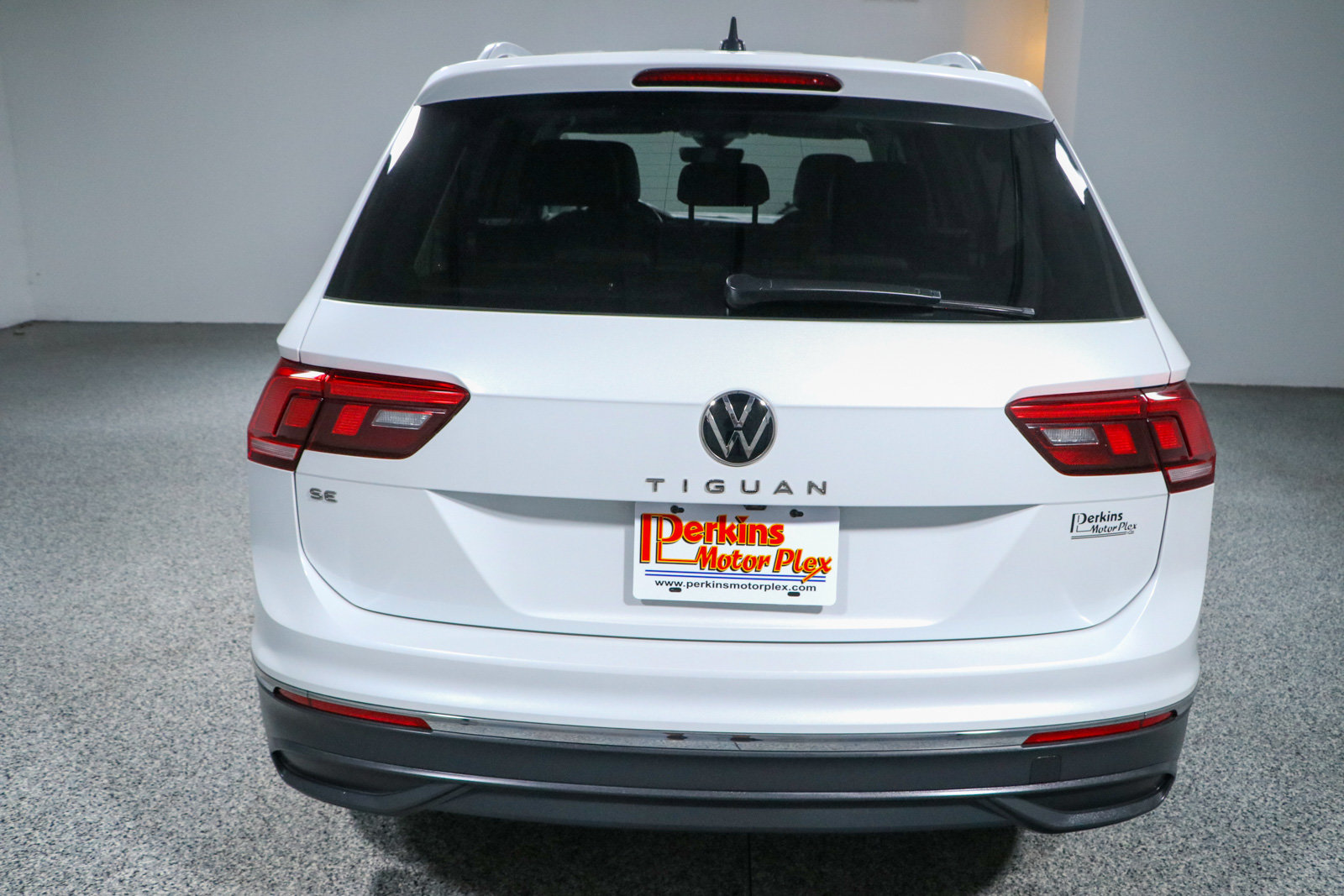 Used 2023 Volkswagen Tiguan SE w/ Panoramic Sunroof Package FWD image 8