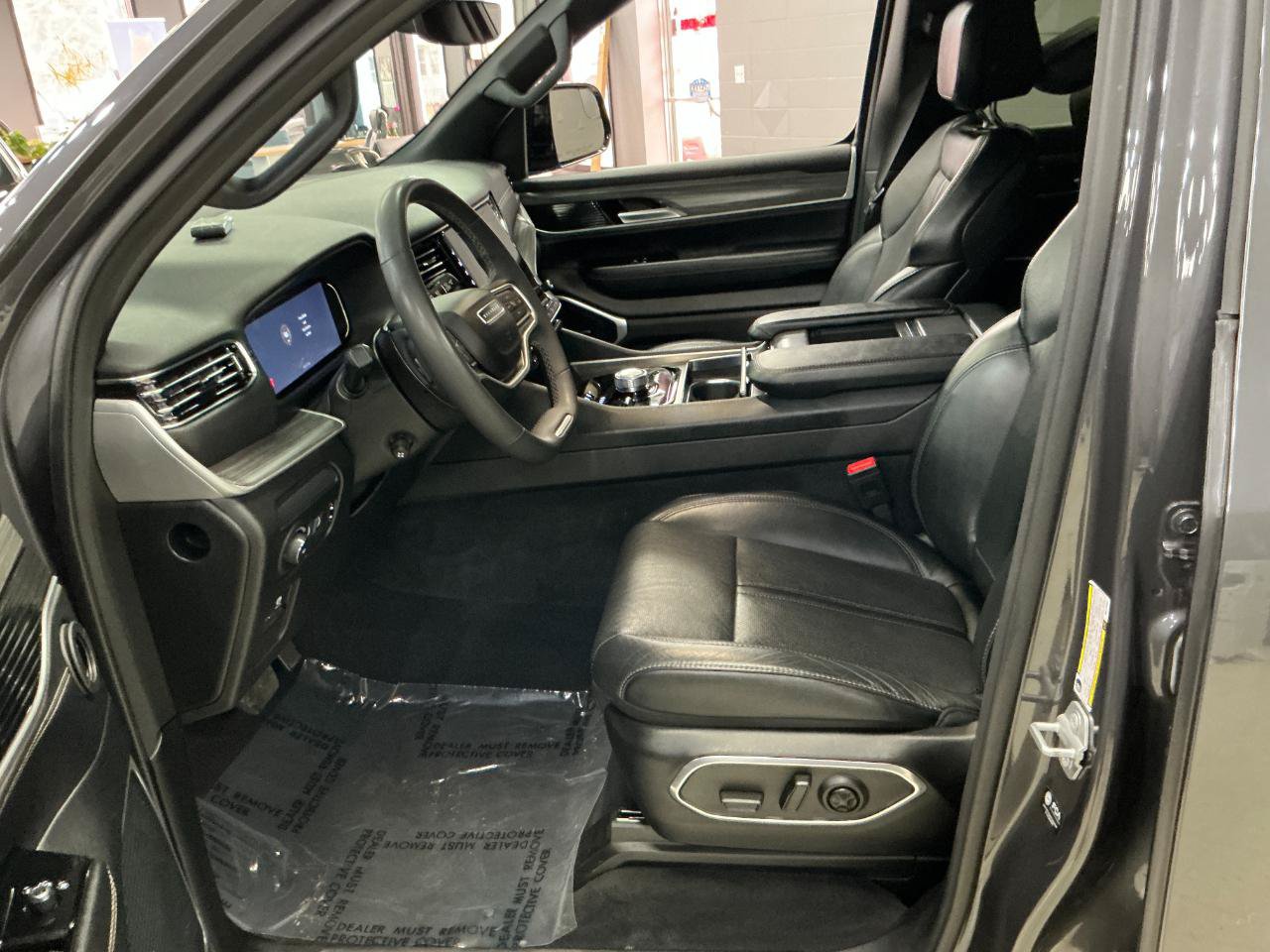 Used 2024 Jeep Wagoneer L Series II w/ Flexible Seating Group AWD/4WD image 11