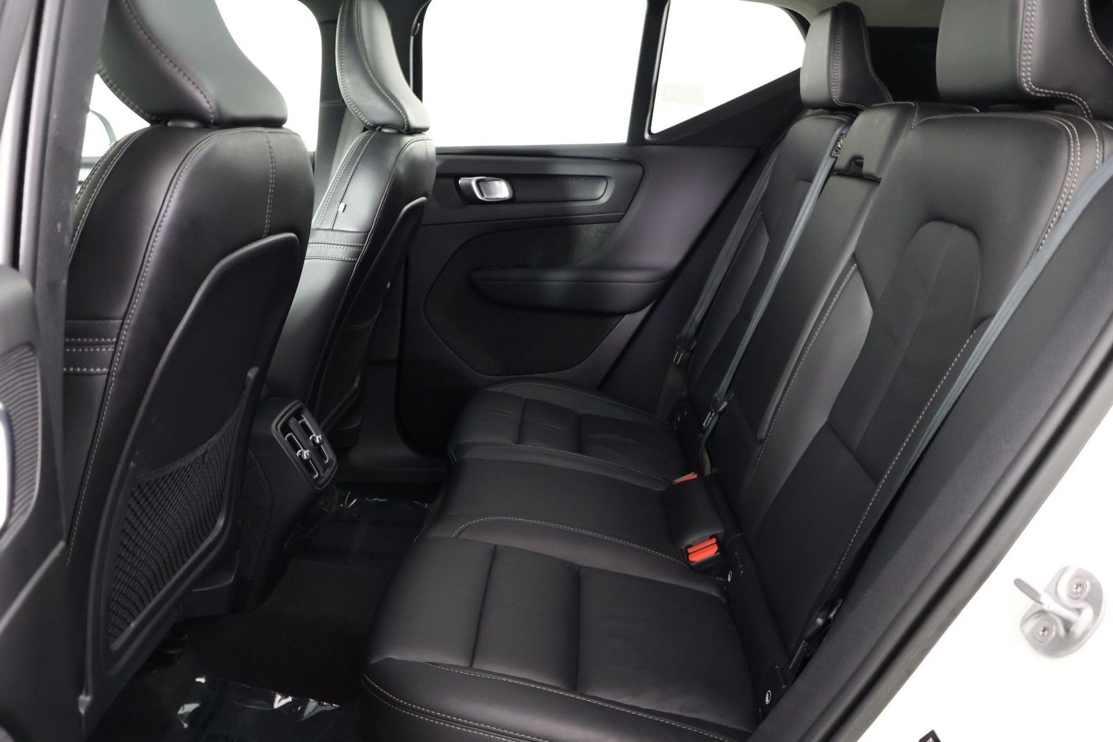 Certified 2023 Volvo XC40 B5 Plus w/ Driver Assist Package AWD/4WD image 32