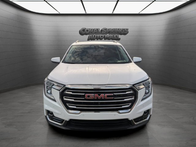 Used 2022 GMC Terrain SLT w/ Tech Package FWD image 2