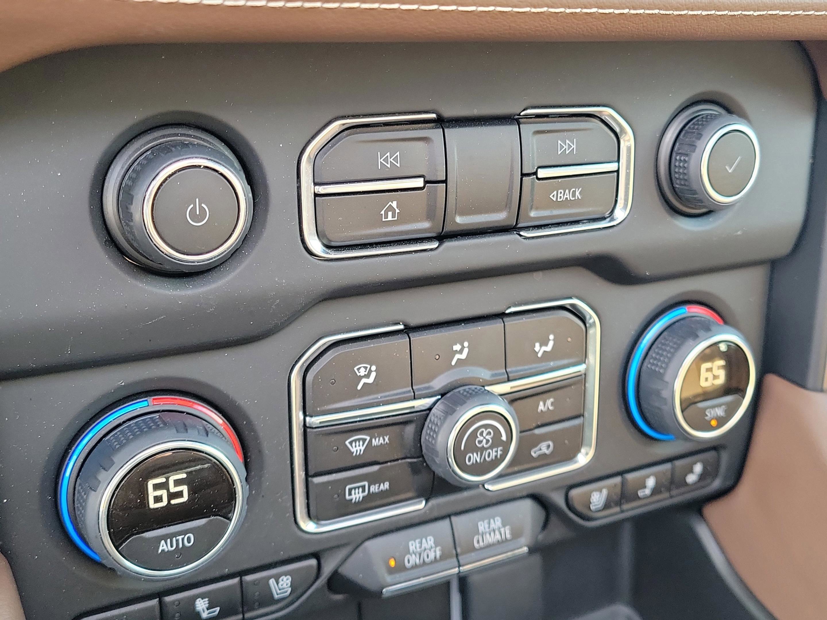 Used 2023 Chevrolet Suburban High Country image 33