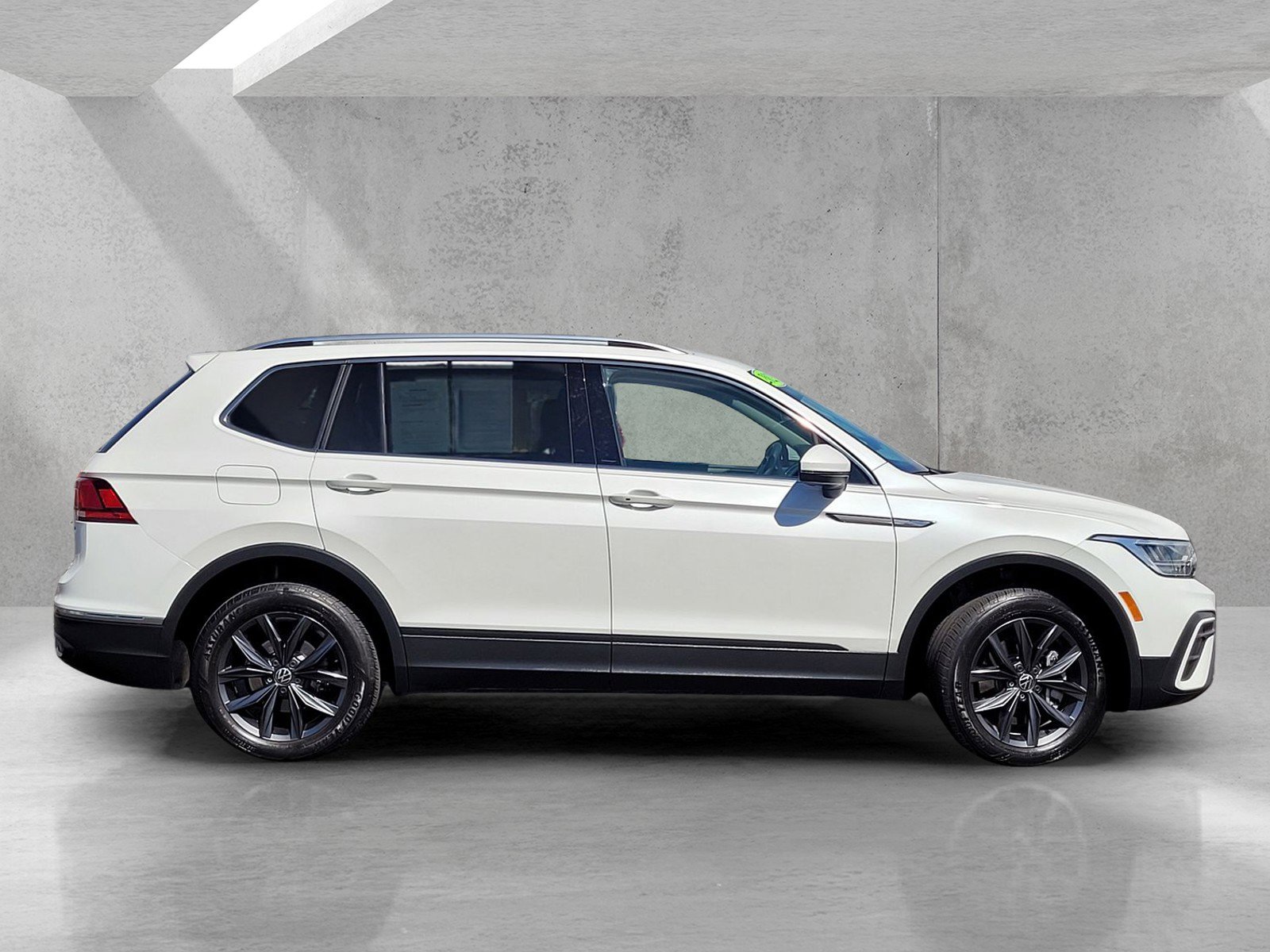 Used 2023 Volkswagen Tiguan SE image 3