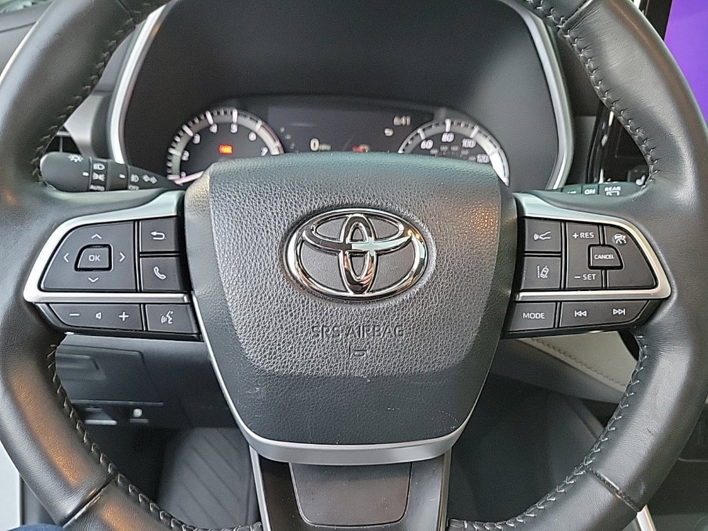 Used 2023 Toyota Highlander XLE AWD/4WD image 11