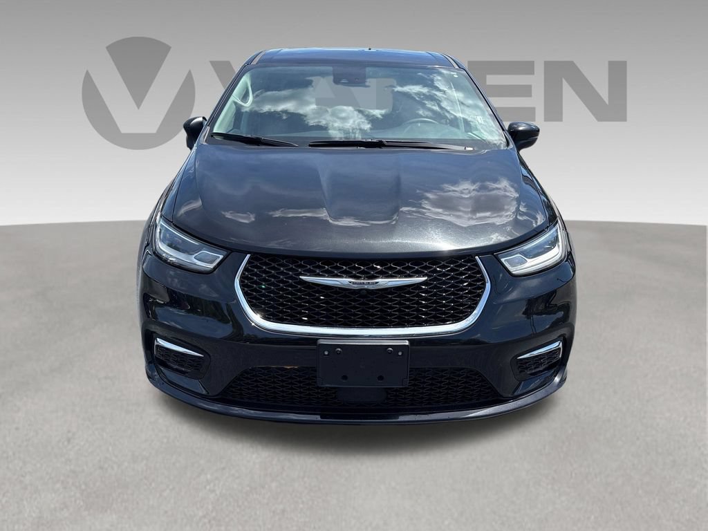 Used 2023 Chrysler Pacifica Touring-L FWD image 2